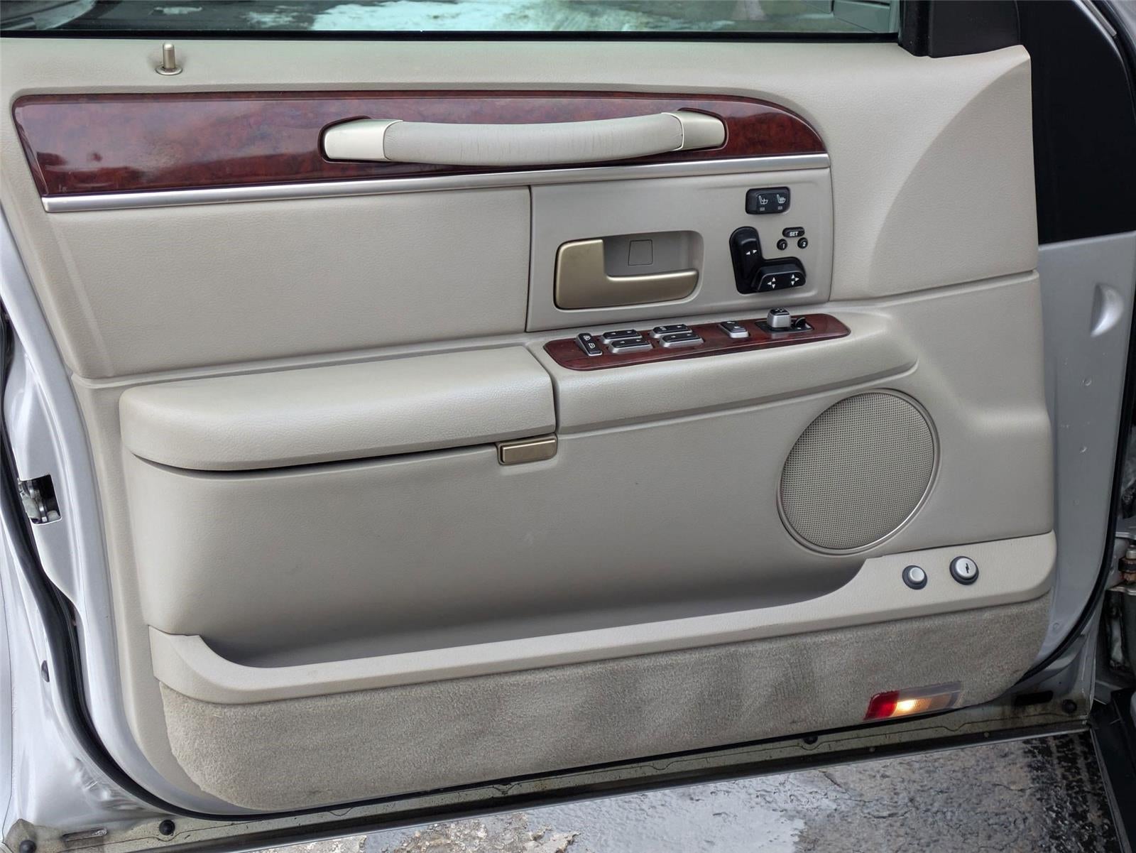 2004 Lincoln TOWN CAR ULTIMATE