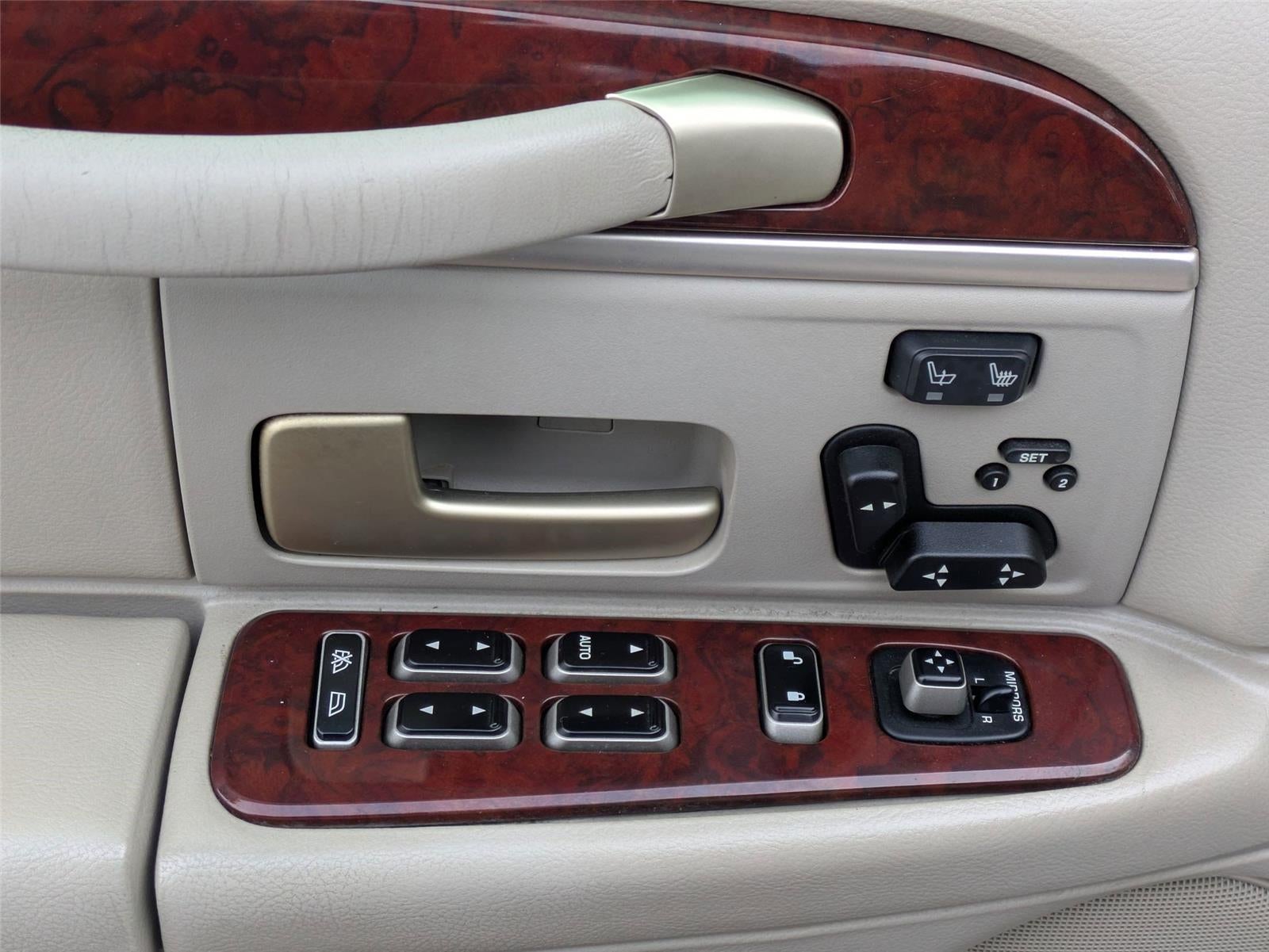 2004 Lincoln TOWN CAR ULTIMATE