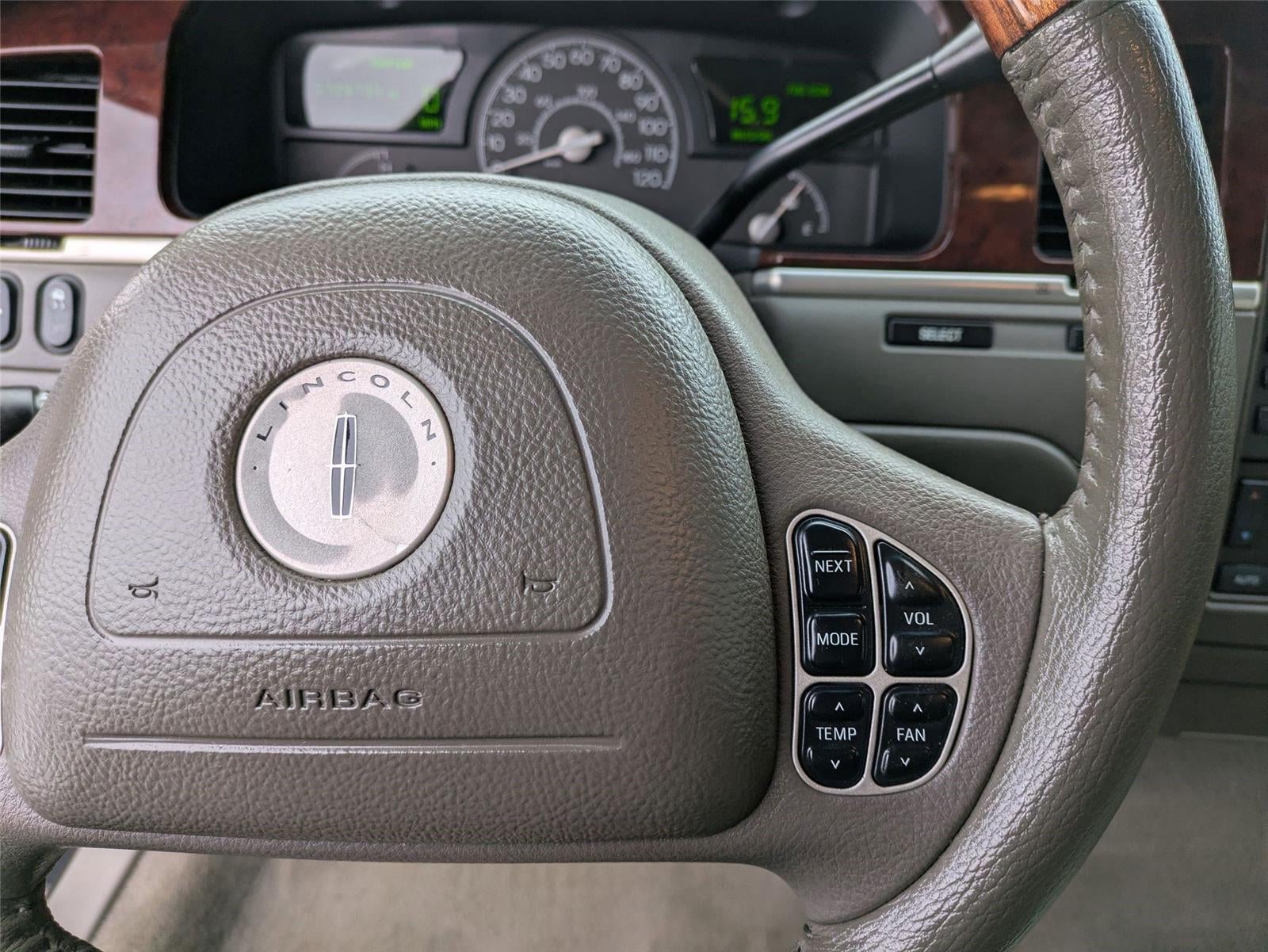 2004 Lincoln TOWN CAR ULTIMATE