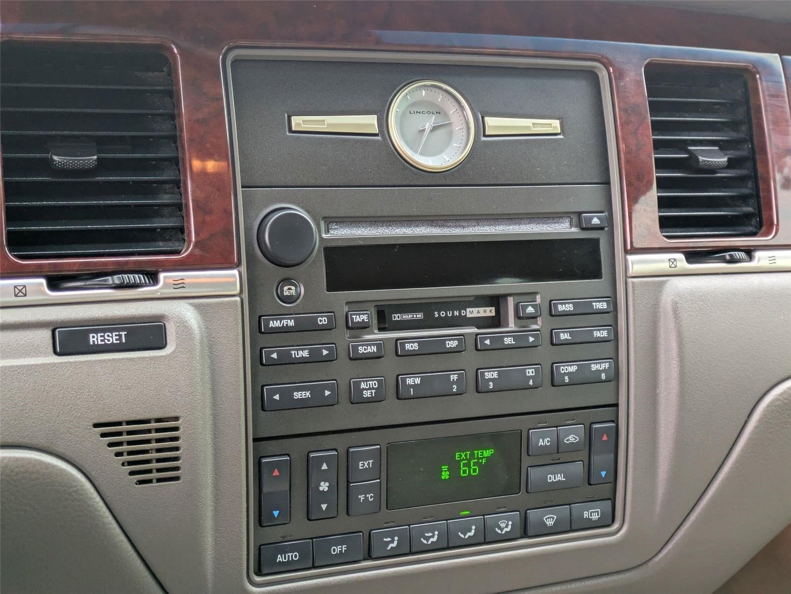 2004 Lincoln TOWN CAR ULTIMATE