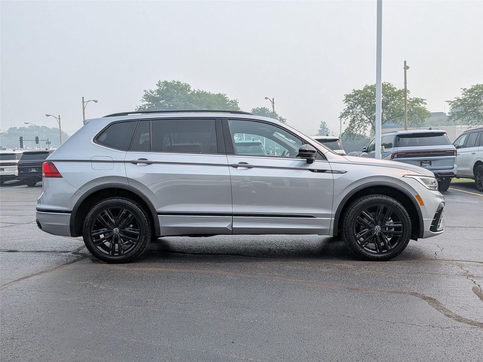 2022 Volkswagen Tiguan SE R-Line Black