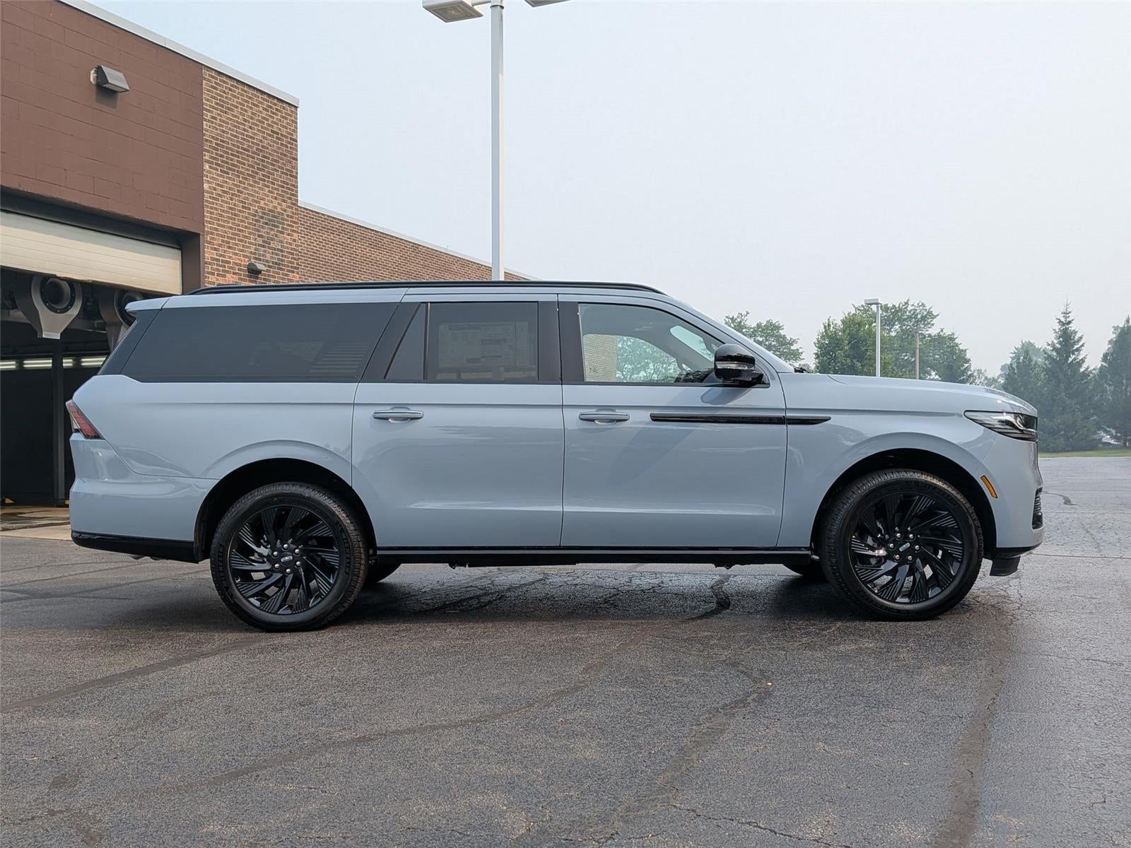 2027 Lincoln Navigator L Reserve