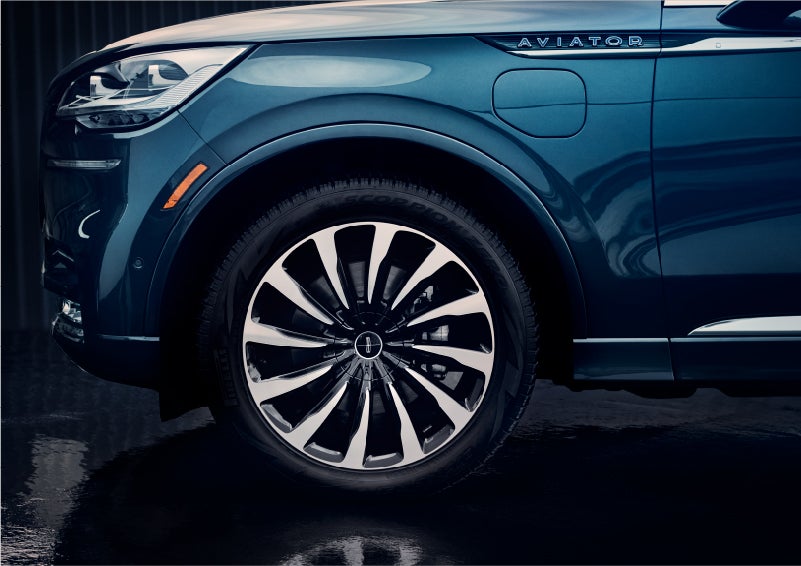 The 2023 Lincoln Aviator® Black Label Grand Touring model with unique 12-spoke wheel | Libertyville Lincoln Sales, Inc. in Libertyville IL