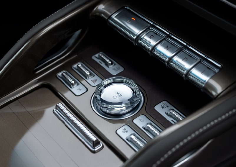 A crystal-inspired volume knob is shown in the center floor console of a 2024 Lincoln Nautilus® SUV. | Libertyville Lincoln Sales, Inc. in Libertyville IL