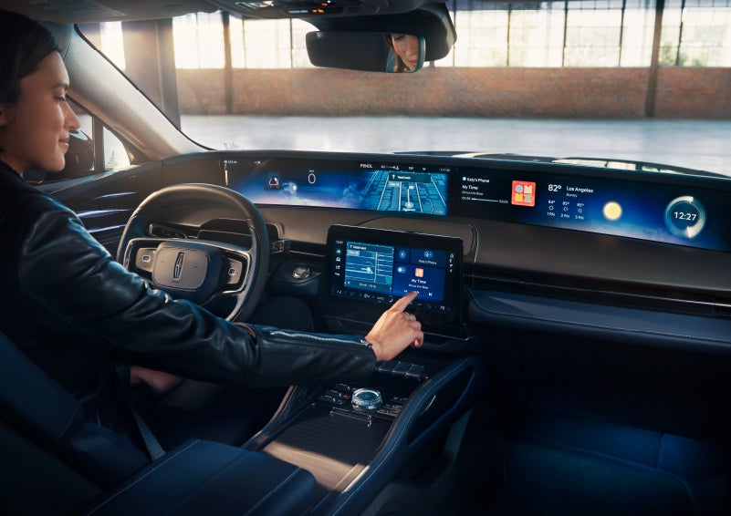 The driver of a 2024 Lincoln Nautilus® SUV interacts with the center touchscreen. | Libertyville Lincoln Sales, Inc. in Libertyville IL