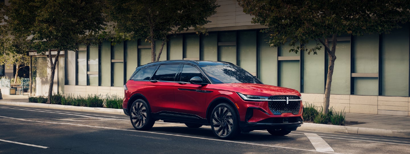 A 2025 Lincoln Nautilus® SUV with an available hybrid powertrain is parked in an urban setting. | Libertyville Lincoln Sales, Inc. in Libertyville IL