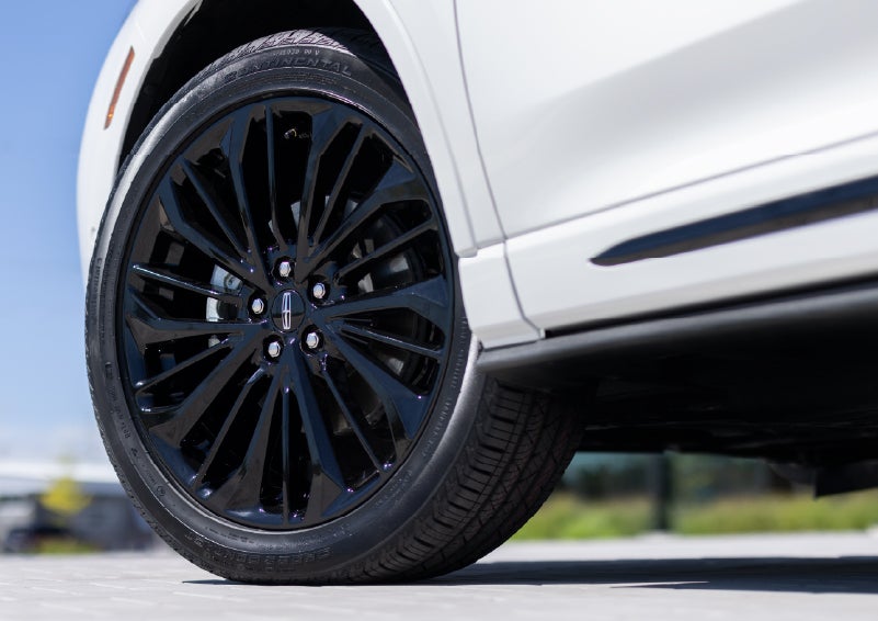 A stylish 20-inch black aluminum wheel of the available Jet Appearance Package is shown. | Libertyville Lincoln Sales, Inc. in Libertyville IL