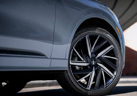 The wheel of the 2027 Lincoln Aviator® Black Label™ SUV is shown slightly angled out. | Libertyville Lincoln Sales, Inc. in Libertyville IL